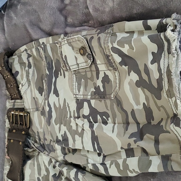 Shorts - Picture 3 of 6